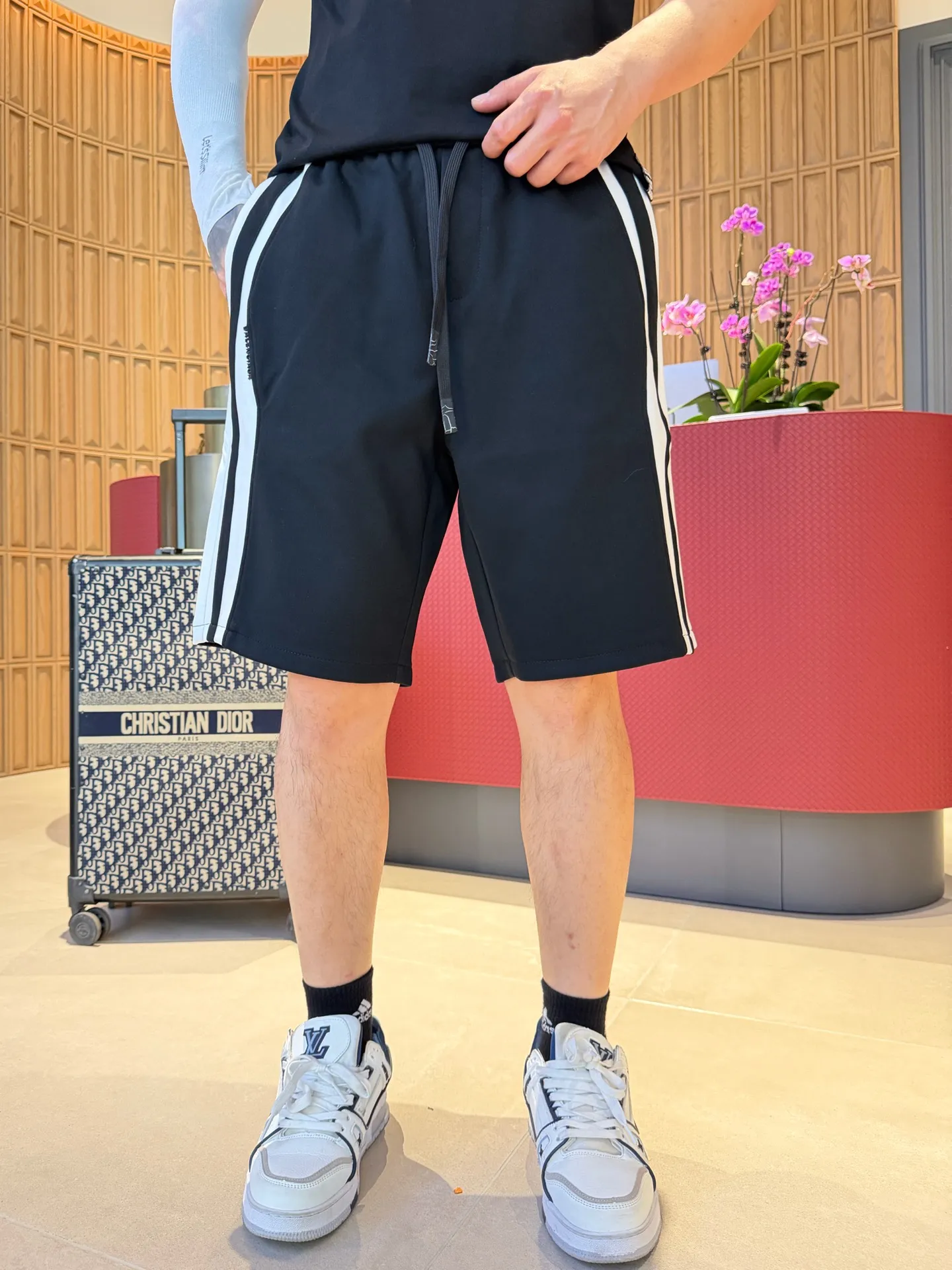 Balenciaga's three-standard complete 2026 summer New Arrival men's casual shorts, advanced custom-made Breathable fabric, Breathable fabric, extremely stretchy and comfortable, impeccable details, top-grade accessories, original logo design concept, delicate and soft feel! The upper body fit is awesome! Size: M-XXXL Please state your height and weight when ordering